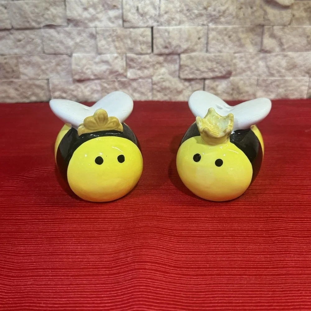 Ceramic Black and Yellow Bumble King And Queen Bee Salt and Pepper Shakers